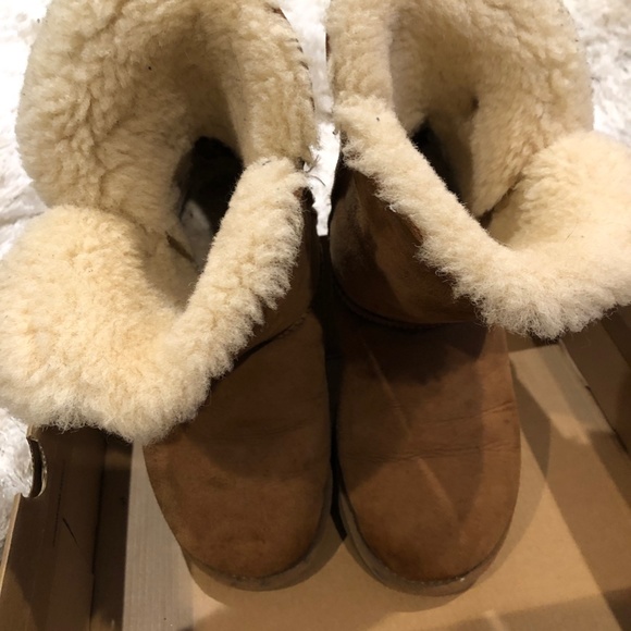 Bailey UGGS size 7 - Picture 3 of 5